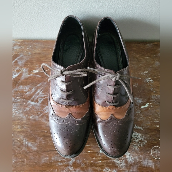 Oxford lace up shoes in brown and tan leather colourway - Picture 2 of 9